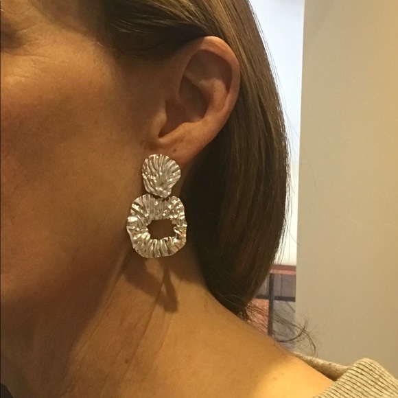 NEW KENNETH JAY LANE RIPPLE SILVERTONE EARRINGS - Picture 2 of 4